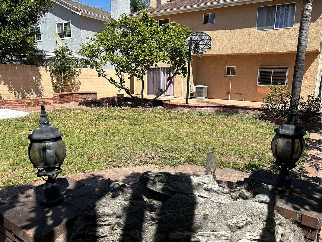 4 bed, 3.0 bath, 2566 sqft, $5,395 — Photo 4