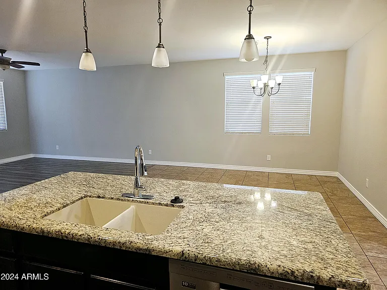 27284 N Skipping Rock Rd — Photo 2