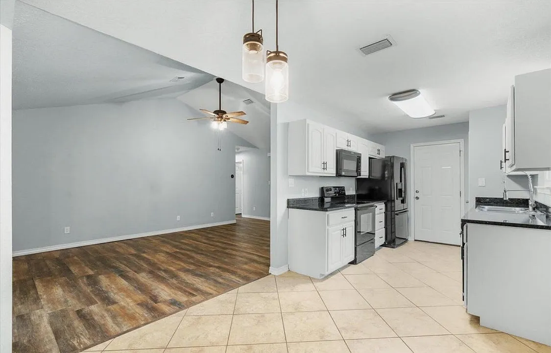 116 Fairoaks Dr — Photo 2