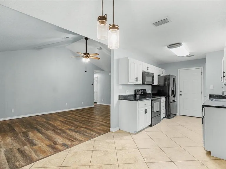 116 Fairoaks Dr — Photo 2