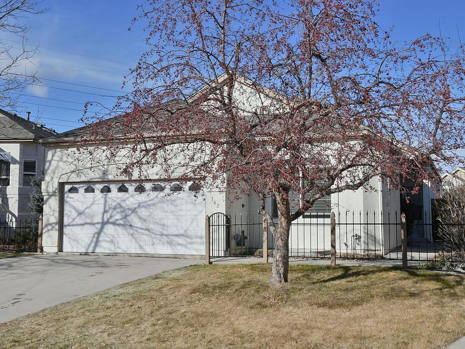 1st image of 742 Club Cir