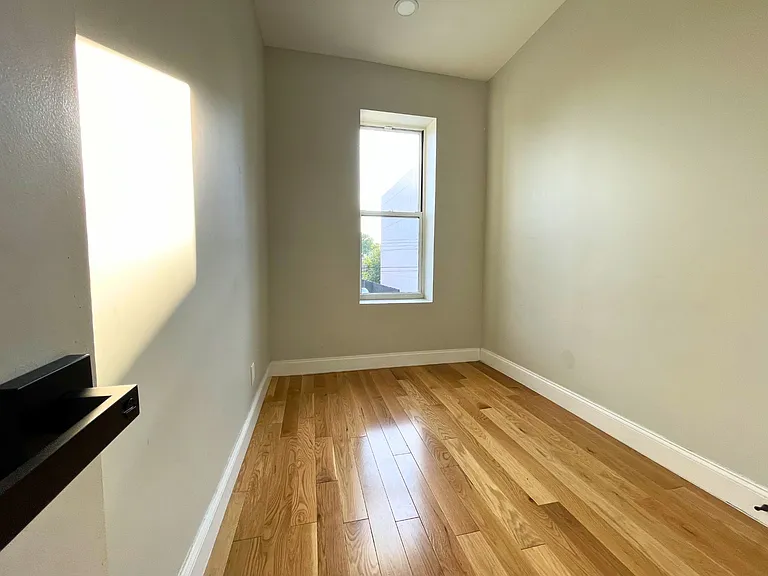 255 Amboy St — Photo 9