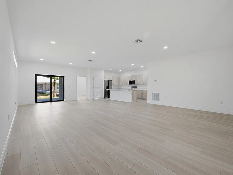 8010 Sandalwood Ln — Photo 5