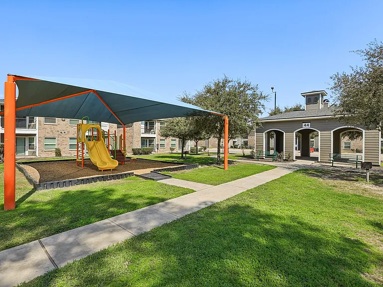 The Life at Grand Oaks — Photo 7