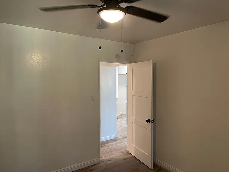 949 1/2 Leonard Ave — Photo 12