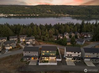 2416 W Echo Bay Dr, Bremerton, WA 98312