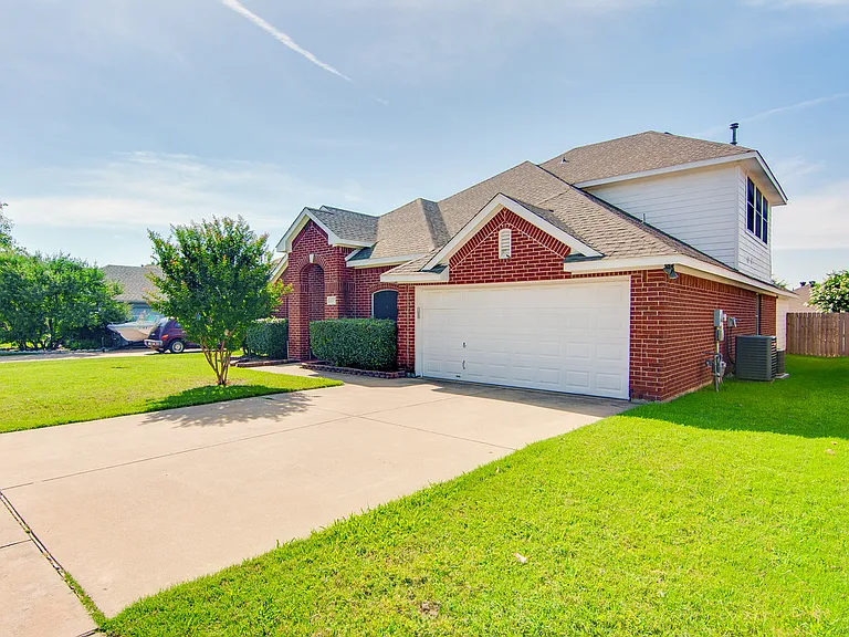 1133 Hillwood Dr — Photo 2
