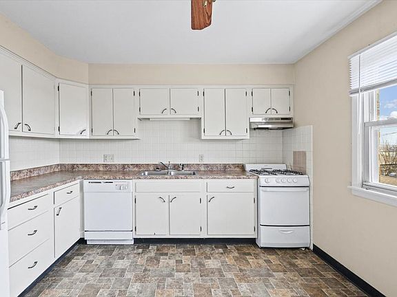 2nd image of 309-311 Robinhood Ln #C4