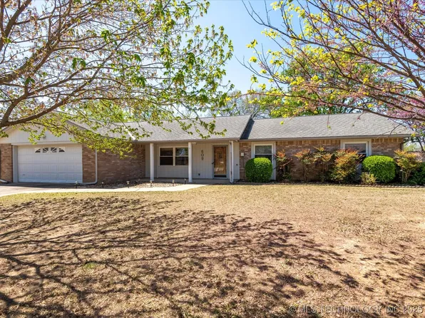609 Castle Rd, Bartlesville, OK 74006