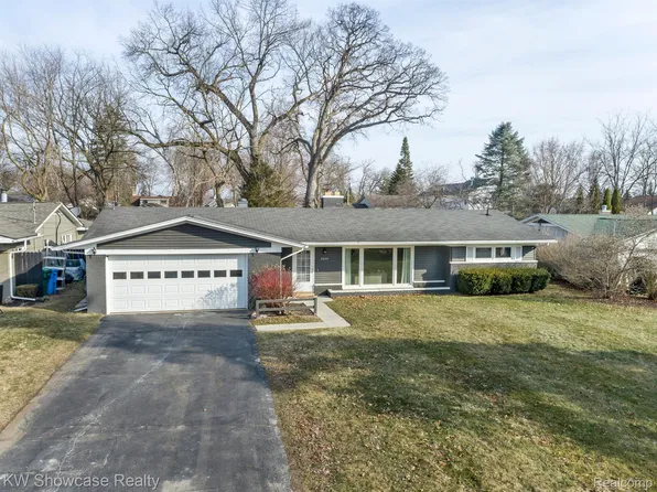 8634 Golfside Dr, Commerce Township, MI 48382