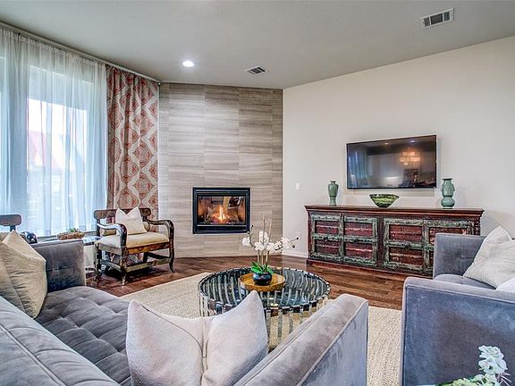 4th image of 2419 Royal Summit Dr