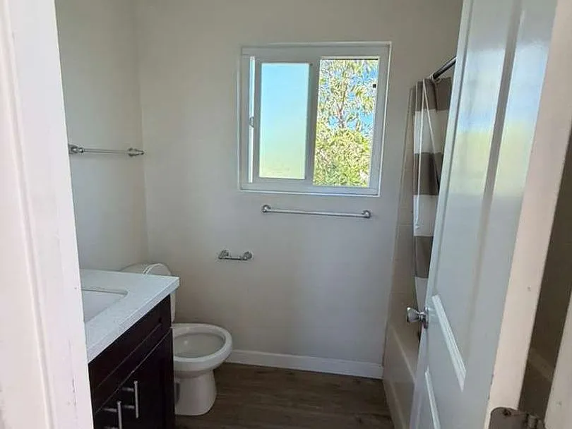 2 bed, 650 sqft, $2,300 — Photo 3