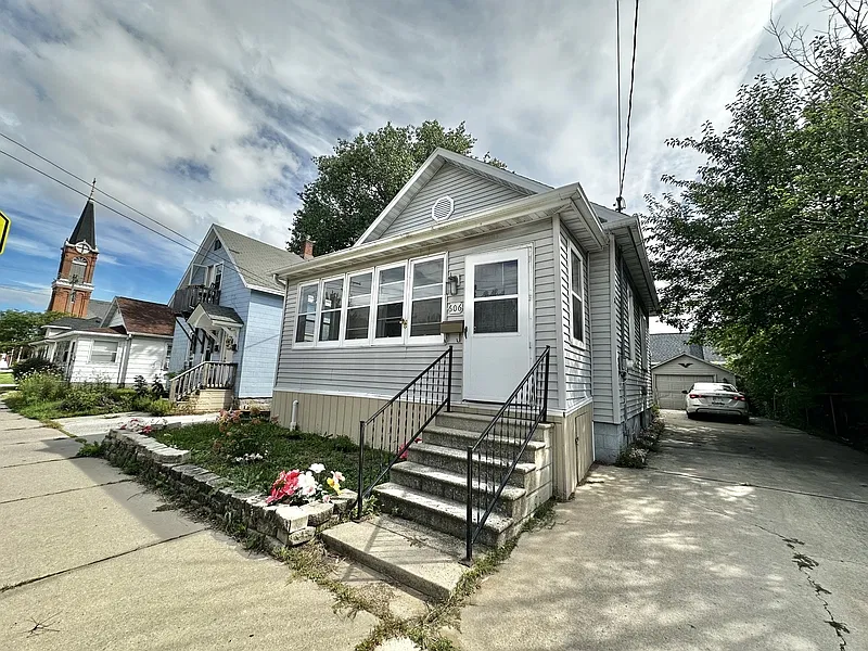 2 bed, 2.0 bath, 823 sqft, $1,749 — Photo 3