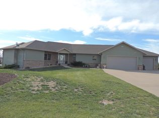 112 Scenic Dr, Yankton, SD 57078