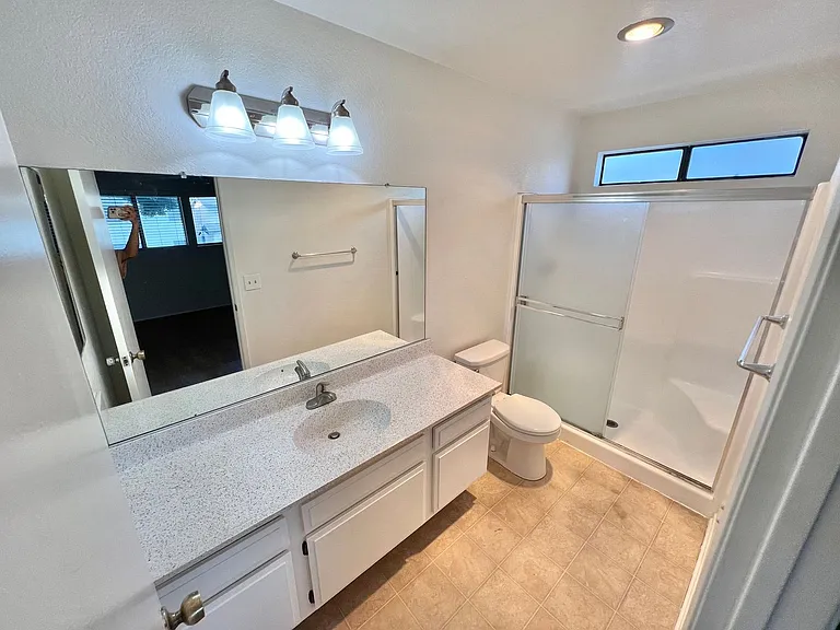 1045 E 3rd St #3 — Photo 12