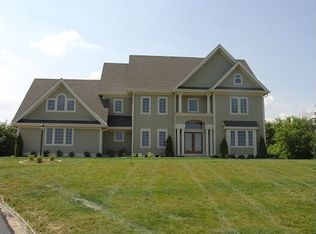 11107 N Sutton Ridge Dr, Mequon, WI 53097