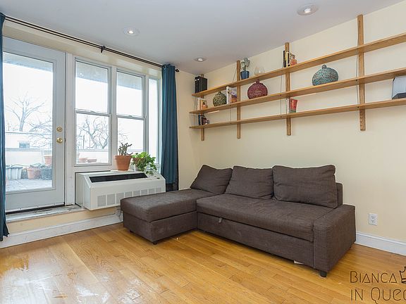 4th image of 3016A 37th St #2R