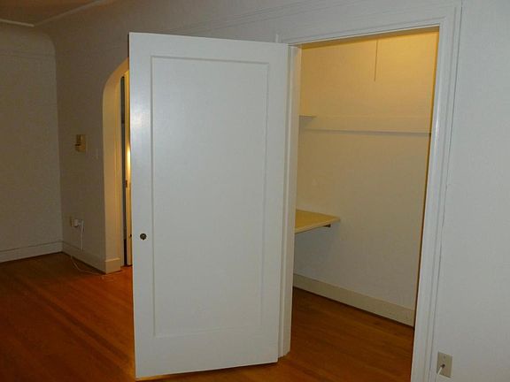 2nd image of 1305 Queen Anne Ave N #115