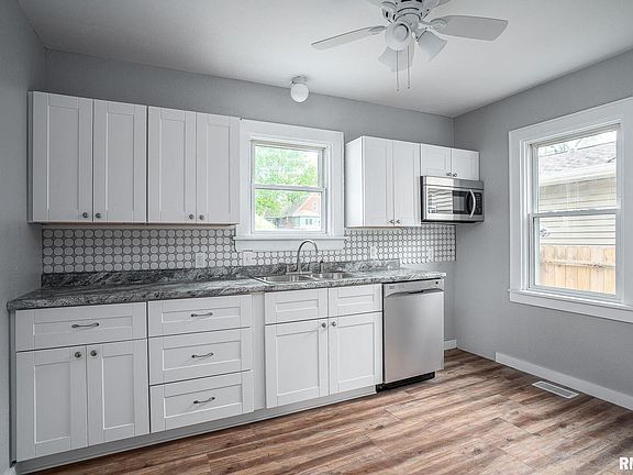 3rd image of 207 W 31st St