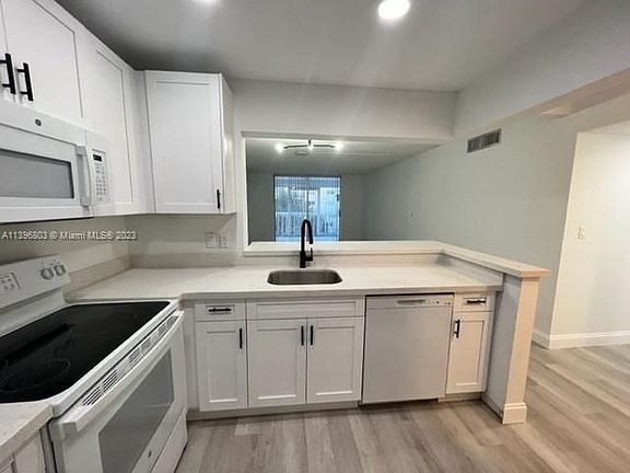 3rd image of 1001 NE 14th Ave APT 406