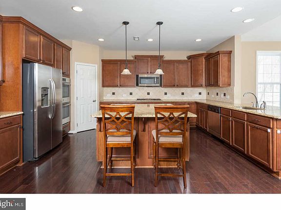 4th image of 49 Butterworth Ct