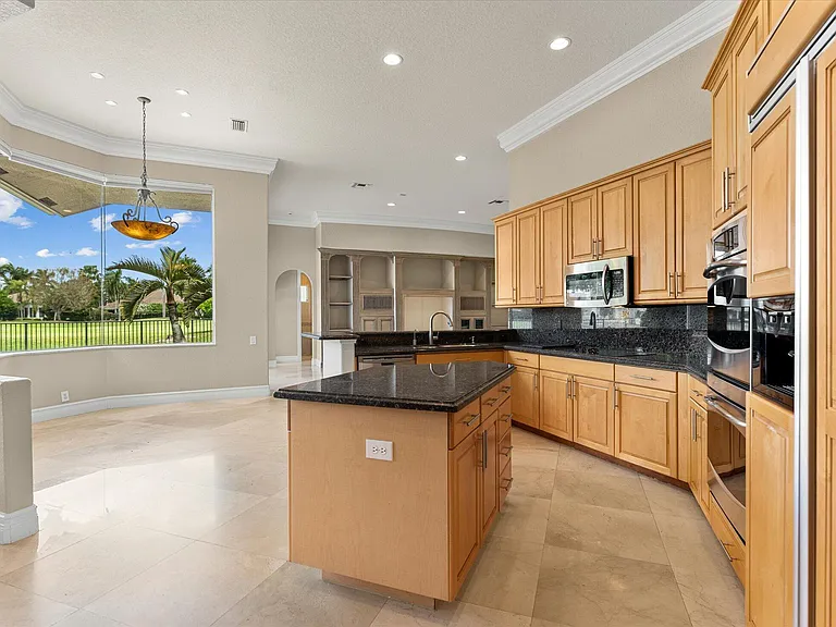 2579 Mayfair Ln — Photo 15