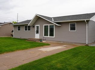 5 Hendee Dr, Cozad, NE 69130