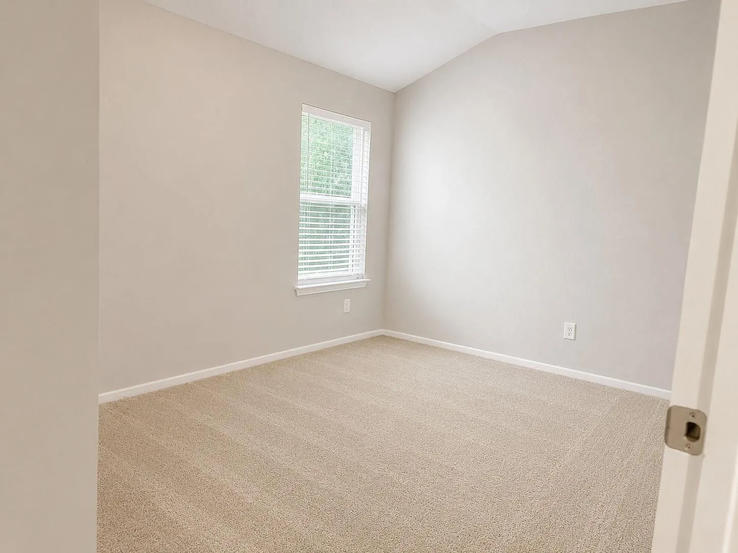 4 bed, 2.0 bath, 1813 sqft, $2,175 — Photo 3