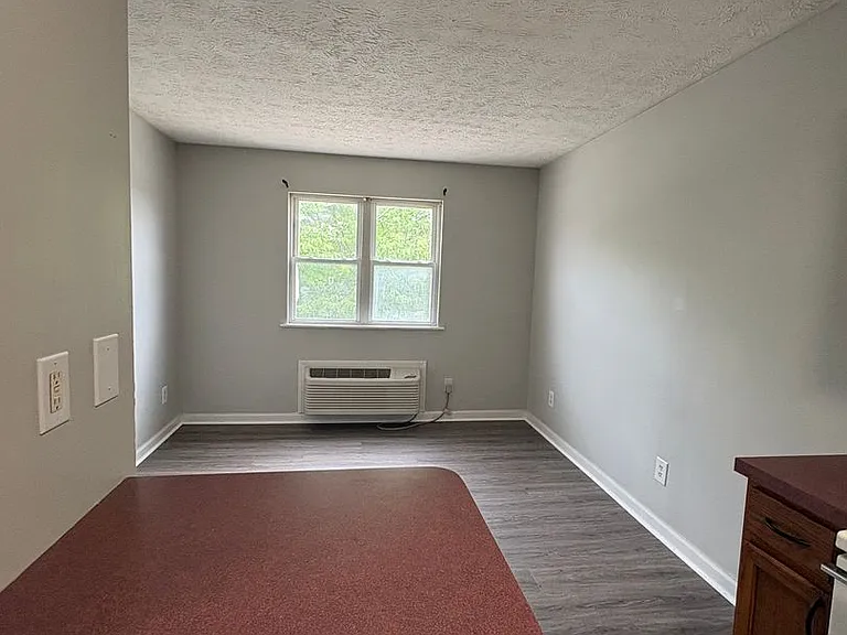 543 N Maple St — Photo 3