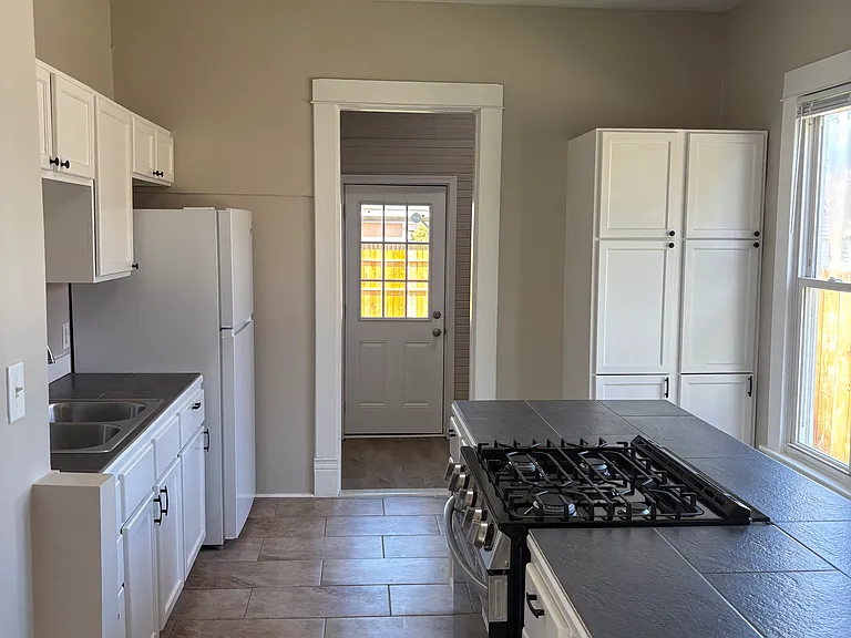 321 N Elm St — Photo 2