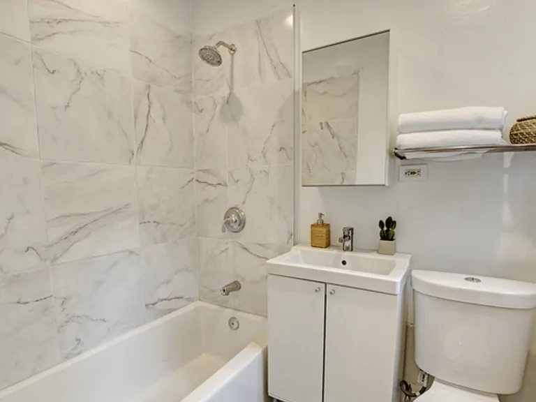 1859 Lakeshore Ave — Photo 10