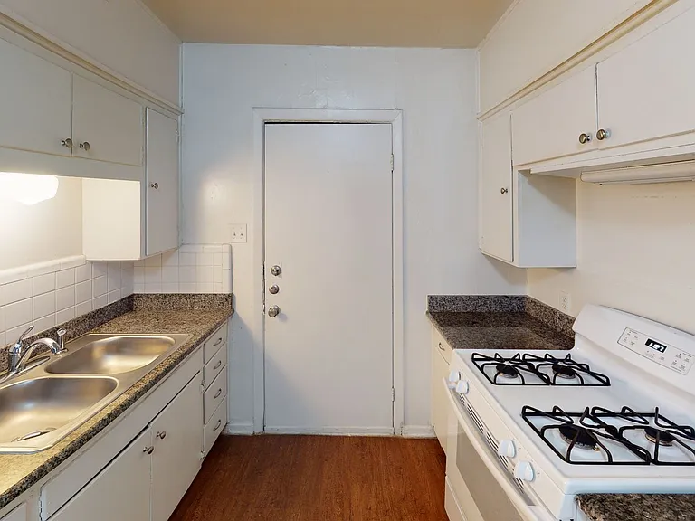 915 S Welch St — Photo 2