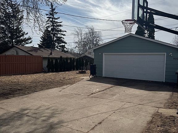 2nd image of 930 Larpenteur Ave W
