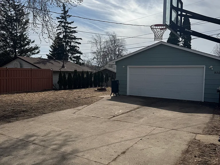 930 Larpenteur Ave W — Photo 2