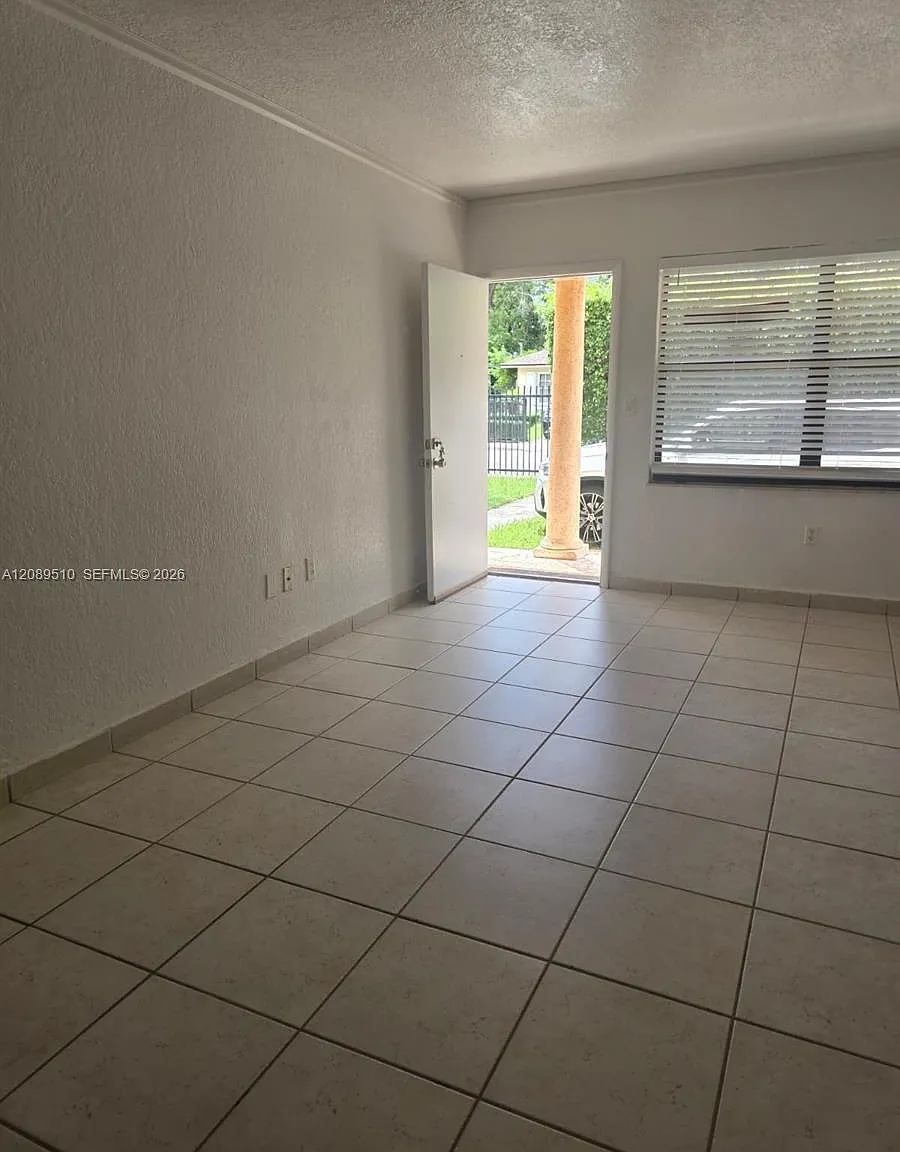 South Miami Villas Condo — Photo 3