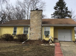 40 S McHenry Ave, Crystal Lake, IL 60014