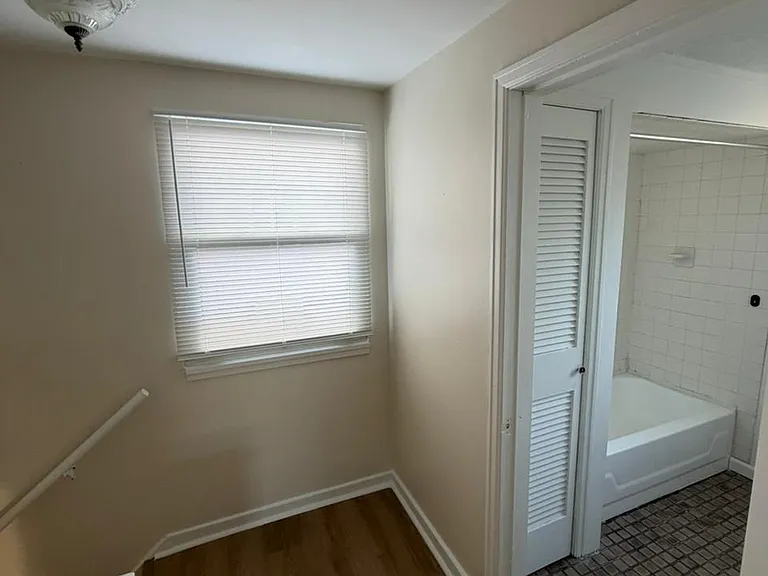 605 Thompson Ave — Photo 10