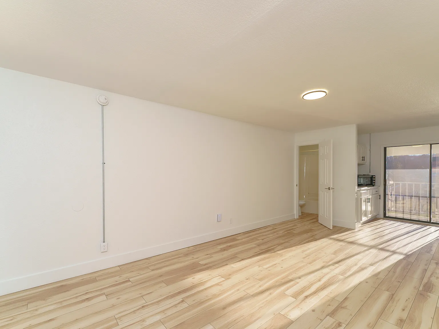 Studio, 300 sqft, $575 — Photo 3