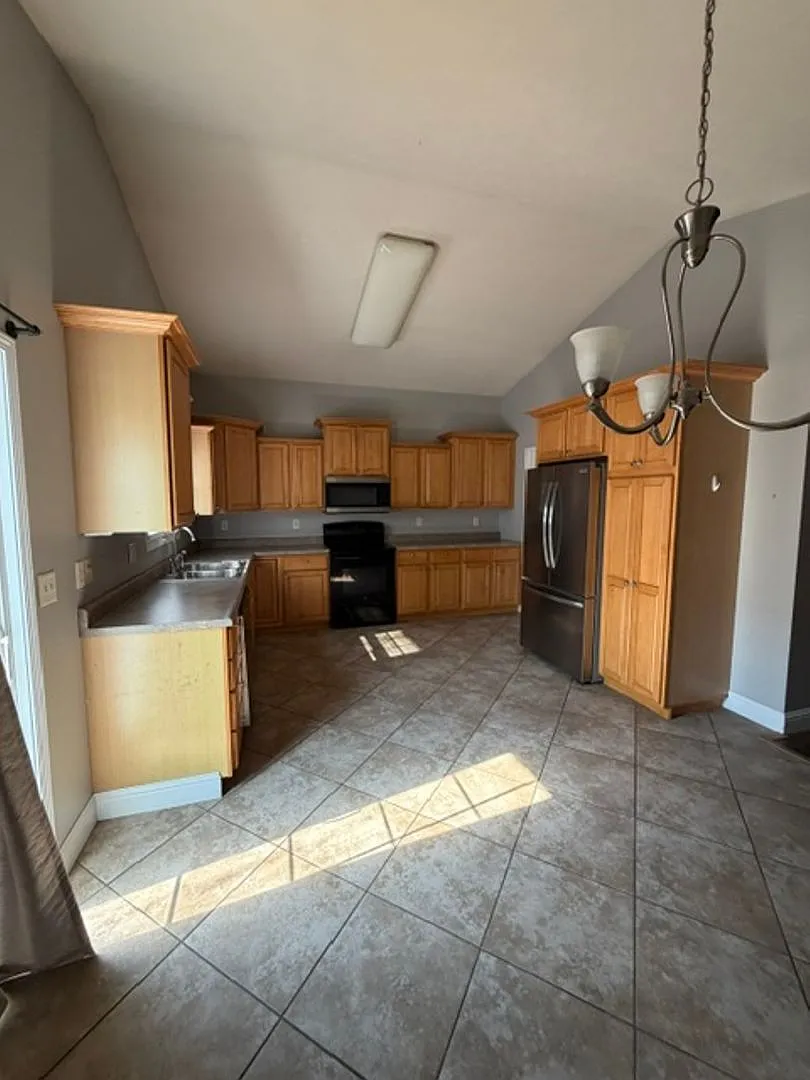 410 Goldenrod — Photo 2