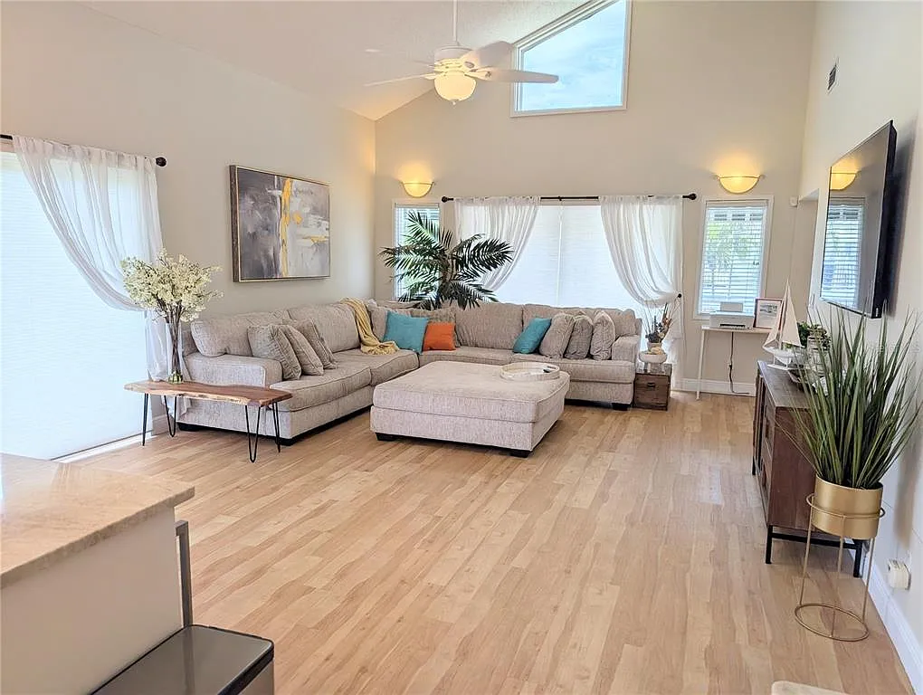 2 bed, 2.0 bath, 1433 sqft, $8,000 — Photo 4
