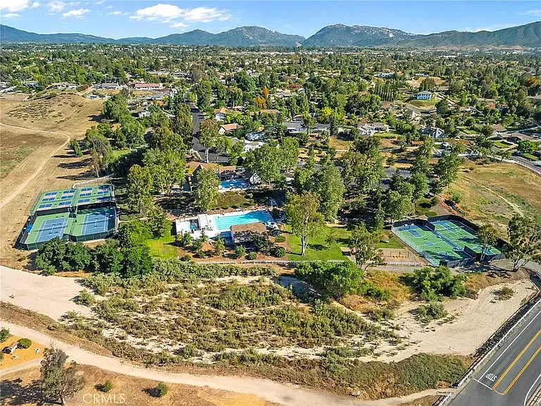 This was our stomping grounds beginning in 1978! Wonderfully, little has changed in this special corner of Temecula...