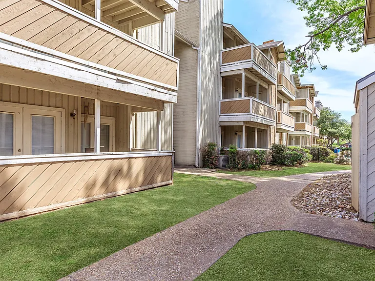 Lincoln Glens Apartments — Photo 20