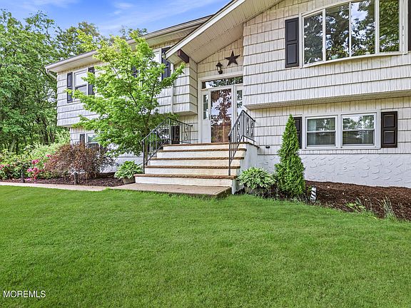 4th image of 910 Woodlane Road