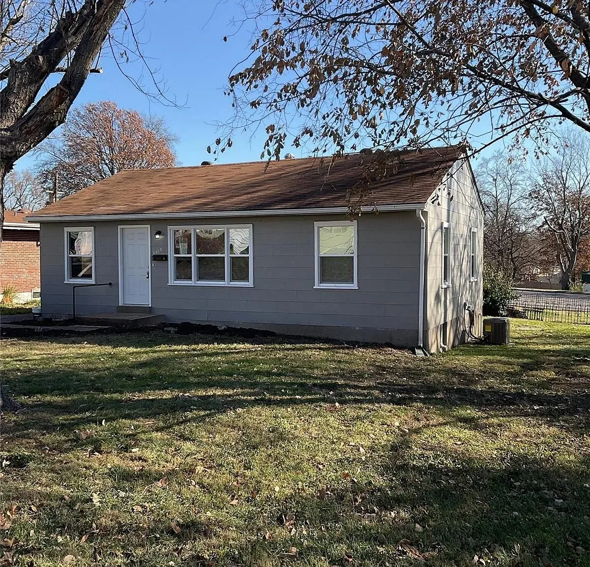 2 bed, 1.0 bath, 874 sqft, $1,297 — Photo 1
