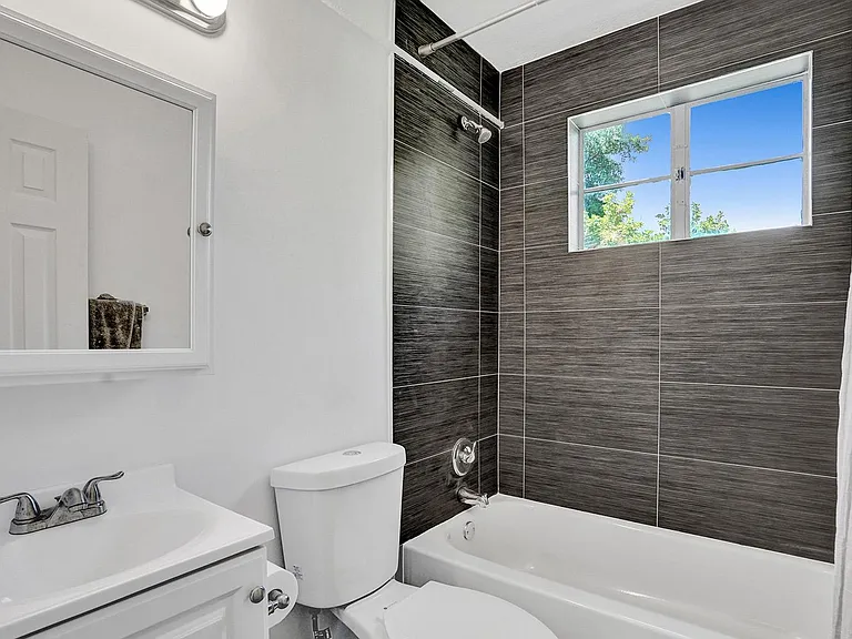 708 NW 4th Ave — Photo 4