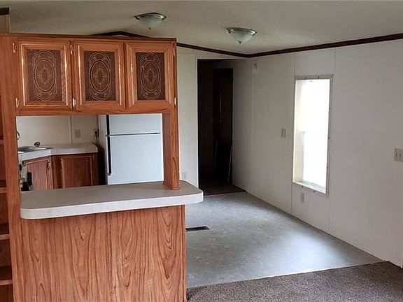 4th image of 74 Martha Dr