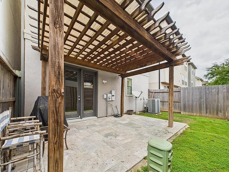 11025 Sherwood Grv — Photo 37