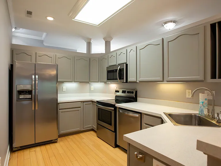 312 Queen Victoria Way — Photo 2