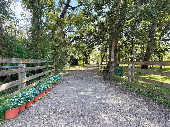 209 River Rd, Angleton, TX 77515