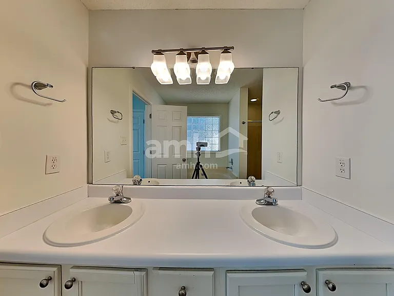 135 Kentucky Derby Dr — Photo 10